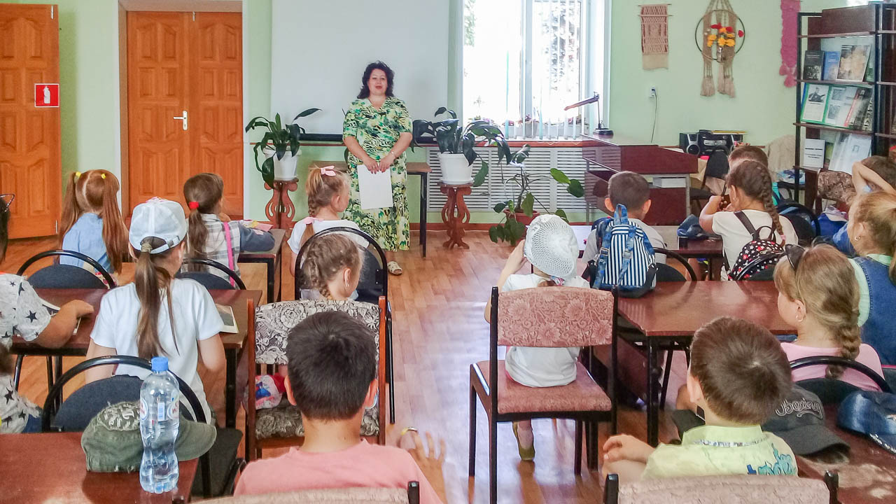 Школьники летнего лагеря Погарской СОШ №1 посетили Погарскую библиотеку