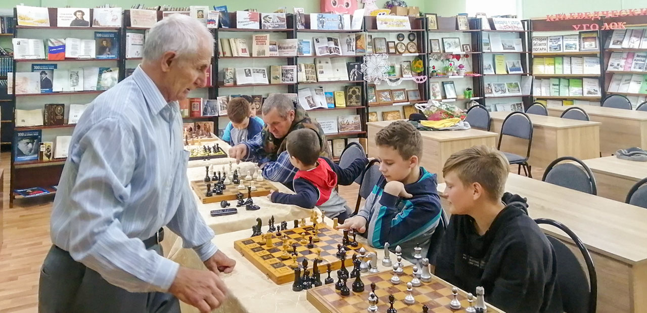 Заседание шахматного клуба в Погарской библиотеке
